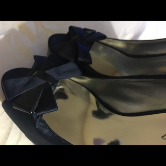 Guess Pumps - Picture 3 of 4